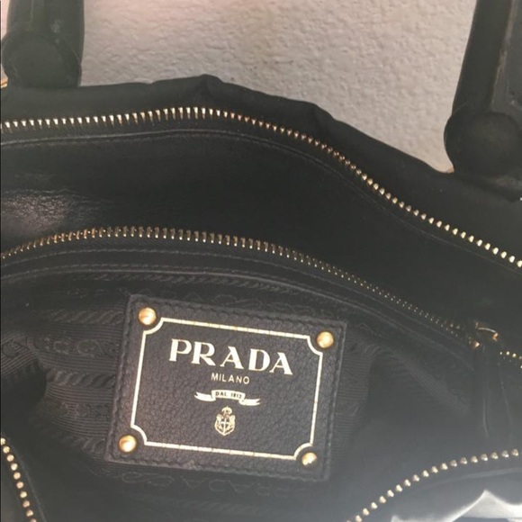 Sold LIKE NEW 🤩PRADA Tessuto nylon gold hardware - Picture 5 of 8